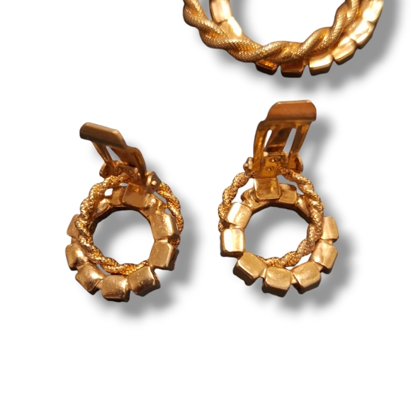 Vtg Unsigned Gold Tone & Red Rhinestone Double Circle Brooch & Earring Set - Picture 3 of 8